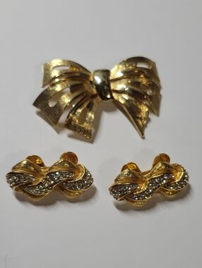 Gold Tone Bow Brooch and Rhinestone Knot Clip-On Shoe Clips Set